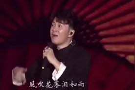 现场版大合唱《刚好遇见你》效果确实不一般。视频封面