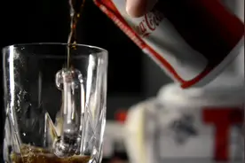 可乐消愁愁更愁，下雨天最适合可乐零食配动漫，带你们体验一下。