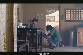 男孩放学回家怕大雪弄湿鞋，不料光着脚在雪地上跑，母亲心疼坏了视频封面