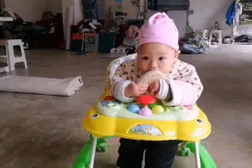 燕姐的生活录:今天瑶瑶陪妈妈一起上班，不哭不闹自己玩。