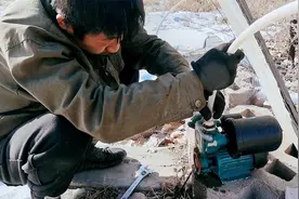 东北气温零下20度，水已经结冰，看看井水是怎么抽上来的