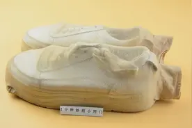 把旧丝袜套在鞋子上，厉害了，解决困扰挺多家庭的难题，省事省力视频封面