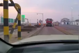 自驾河北省唐山市乐亭县的唐港高速上，两侧六车道车流量不大舒服视频封面