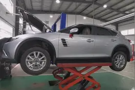 小伙开车去4S店做免费首次保养，首次保养都有哪些项目呢？视频封面