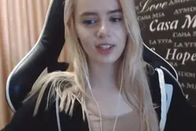 CSGO俄罗斯美女主播，我承认了，我不是来看游戏的！视频封面