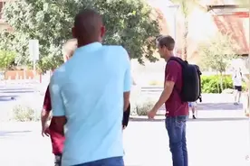 国外小哥恶搞路人，直接向美女索要吻，她们会是什么反应视频封面