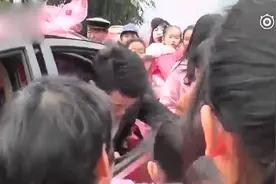 结婚当天。新郎暴打新娘。直接从滑车拖下来。视频封面