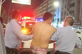 河南郑州：停车堵住小区门屡劝就不挪 6名民警强制带走车主视频封面