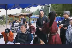 许凯把手放在白鹿肩上，白鹿用美色挑逗他，两人互动甜出蜜视频封面