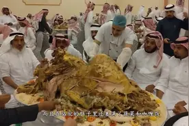 迪拜土豪聚餐，20万一只的骆驼直接烤了吃，网友：让我舔舔就行视频封面