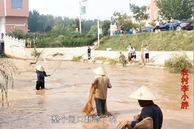 黄河闸口开闸，大量四五斤白鲢顶流，场面赶集一样，小伙激动了视频封面