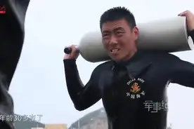 负重30斤水中深蹲150次 32岁老兵坚持高强度训练激励新兵