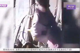 公交卡被消磁，司机善意提醒，大爷越吵越来劲竟一把拽过公交司机