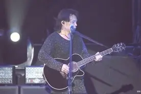 伍佰现场倾情献唱《戒指》，旋律优美动听，他的演唱会一定要去看