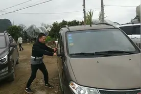 五菱宏光自动锁车怎么打开？钥匙在车里怎么办？视频封面