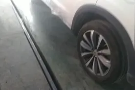 国产神车荣威，铁皮太薄了，建议买合资车，事故跟换新件，油漆修视频封面
