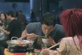 刘德华张柏芝街头吃饭，一边涮火锅一边吃肉，吃得可真是香！视频封面