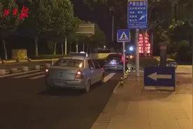 武汉火车站门口违停道路上，多辆出租车揽客罚款2000元视频封面