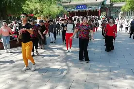 兰州这位小伙跳广场舞火了，带领一群大叔大妈一起跳，骚气十足啊视频封面