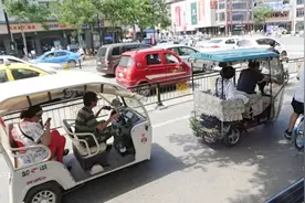 河南开封：城墙内，未上牌的三轮车即将限制通行，对此您怎么看？视频封面