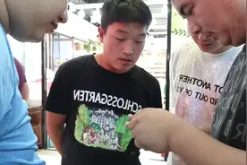 小伙花200元买了40注即划彩票，中的还真不少！视频封面