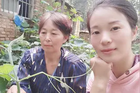 农村大娘种南瓜厉害了，这样整枝打叉提高产量，一棵顶十棵的量视频封面