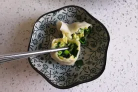 韭菜鸡蛋馅饺子，教你一招解决吃完韭菜，胃不舒服的小窍门。