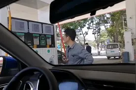 广州打工夫妻第一次去加油，92号汽油4.33元1升，感慨：好便宜视频封面