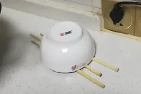 碗下面放三根筷子是代表啥意思   半夜看到有点害怕  妈还不让动视频封面
