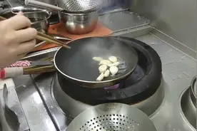 酒店里的粤菜大佬，使用平底锅炒鲍鱼仔，看完佩服他的技术！