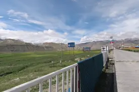 从拉萨坐车去尼泊尔，海拔4000米藏南风景实拍，真正天路壮美河山