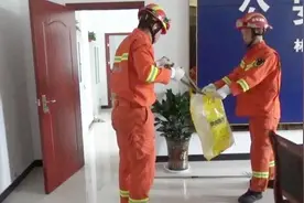 公安局遭大蛇“入侵”警察求救消防员：喂119吗？我是110！视频封面