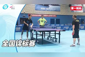长辈的关爱！八一队教头王涛指导同为左手生胶的四川队朱霖峰