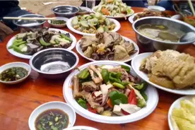 小婶婶今天去喝喜酒带你看广西式猜拳