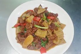 牛肉做法太多，今天做（牛肉焖藕）意想不到的美味，操作简单易懂