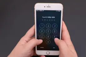 手机锁屏密码别忘记了，按下这两个键，不用密码轻松打开各种手机视频封面