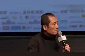 陈婷晒张艺谋与儿子合影，父子俩同吃早餐互动很有爱，配文成亮点视频封面