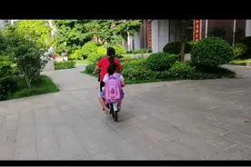 宝妈带着两个月的弟弟姐姐也还是个孩子可是总能帮忙分担很多事情