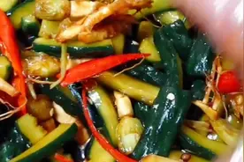 教你做四川正宗的腌黄瓜，方法简单，2分钟学会，放一年都不坏