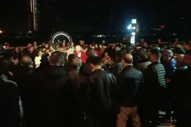 衡阳:碰到百万网红户外直播，围观群众真多，直播收入真的高吗？视频封面
