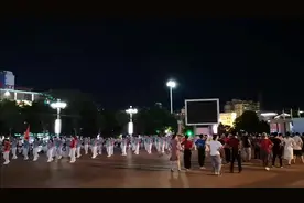 广东中山最繁华镇区，最大广场终于开放人山人海，热闹得不得了