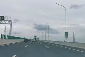 实拍国庆倒数第二天沪苏通大桥返程大堵车，看看到底堵的严重么？视频封面