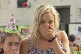 国外恶搞：路人出手帮忙小萝莉们，竟打下个马蜂窝，大家撒腿就跑