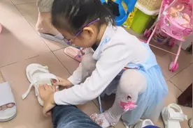 打工夫妻：4岁女儿给爸爸妈妈穿鞋子，老公：女儿没白养视频封面
