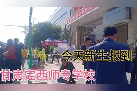 山东妹子在大学门口摆摊卖小饰品，创下摆摊以来最牛收入视频封面