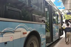 厦门市公交车免费乘坐了，为这样的举措点赞！视频封面