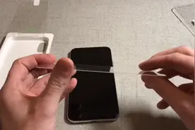 开箱329一张的iPhone XS官方钢化膜：我感觉智商受到严峻考验！视频封面