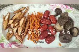 大琼用这些药材煲了一锅鸡汤，其中“牛大力”是最适合上班族吃