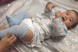 “国宝”级最性感的男宝，宝妈给宝宝穿个长筒袜，直呼漂亮！视频封面