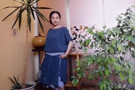 过时连衣裙穿不出时尚感，可以改成套装来展现